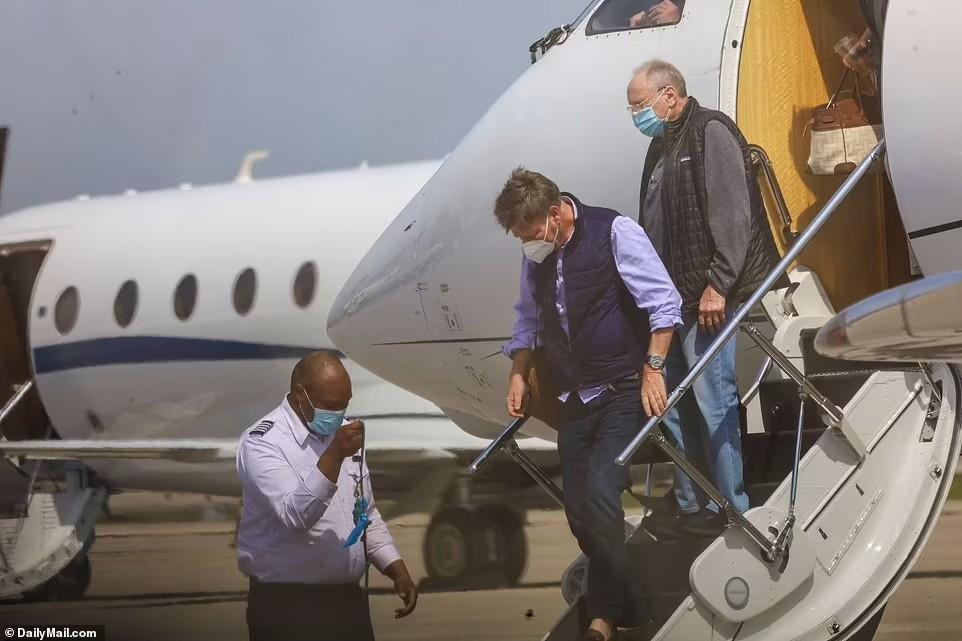 Trước đó, khách dự đám cưới được đưa rước bằng chuyên cơ riêng do gia đình Peltz và Beckham sắp xếp.