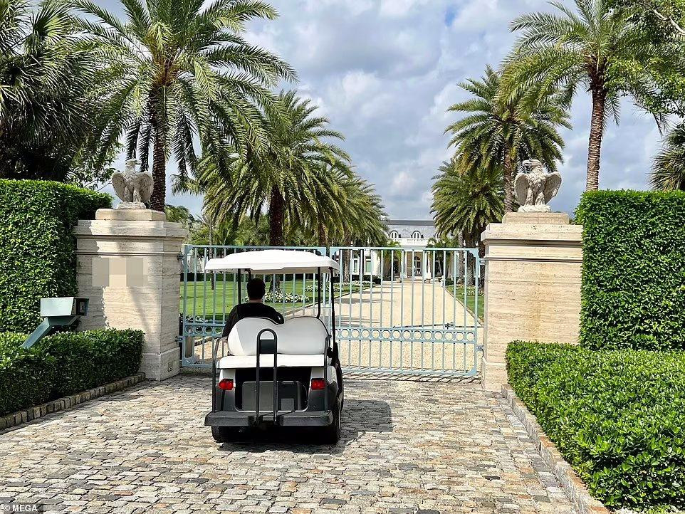 Trong lúc gia đình Beckham đang nghỉ dưỡng, công tác chuẩn bị cho một trong những hôn lễ được mong chờ nhất năm đang gấp rút diễn ra tại dinh thự 103 triệu USD của tỷ phú Nelson Peltz.