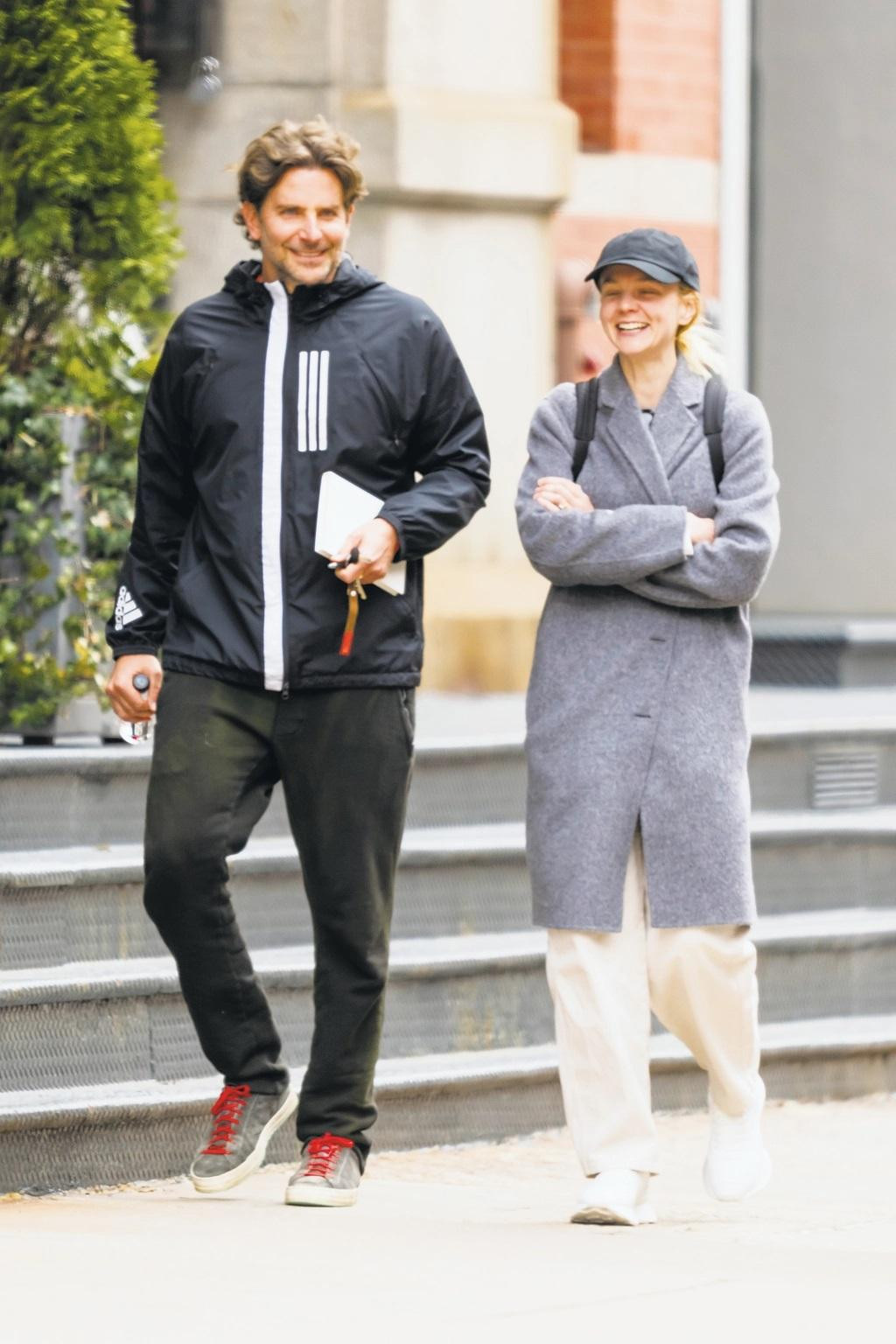 Bradley Cooper và Carey Mulligan tận dụng thời gian nghỉ ngơi sau giải Oscar tại New York. Dân mạng bắt đầu nhen nhóm hy vọng cho một chuyện tình đẹp trong tương lai. Bradley Cooper và Carey Mulligan tận dụng thời gian nghỉ ngơi sau giải Oscar tại New York. Dân mạng bắt đầu nhen nhóm hy vọng cho một chuyện tình đẹp trong tương lai.