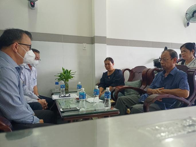 Đại diện Trường Đại học Nông Lâm TP HCM đến gặp để thông báo tin tức mới và xin lỗi gia đình anh Bình. Ảnh: NLĐ