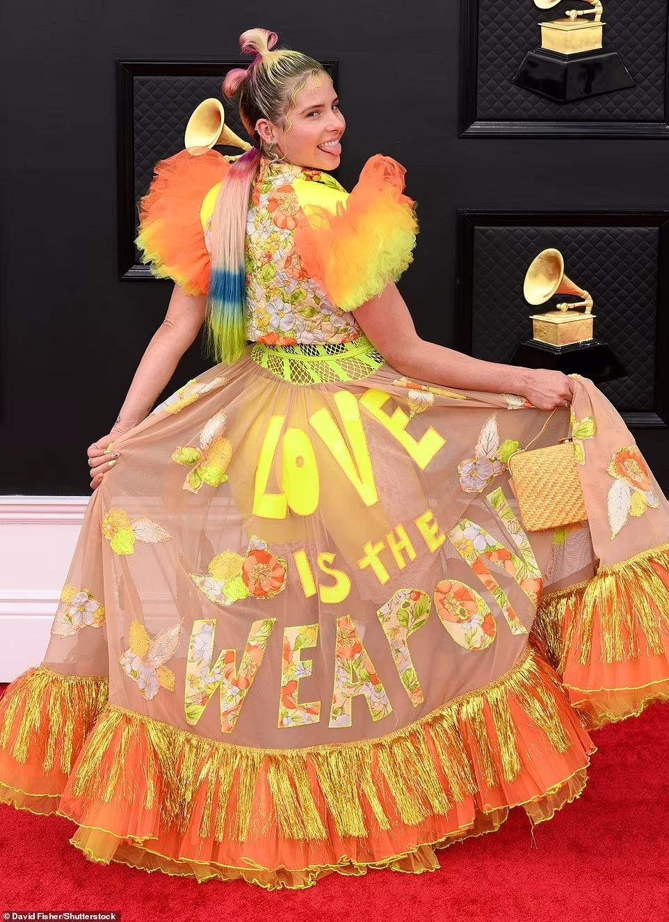 Victoria Evigan, thành viên nhóm nhạc vợ chồng Elephant Heart, chọn bộ váy không chỉ sặc sỡ, sến súa, mà còn lộ quần lửng bên trong khá vô duyên và ngớ ngẩn.