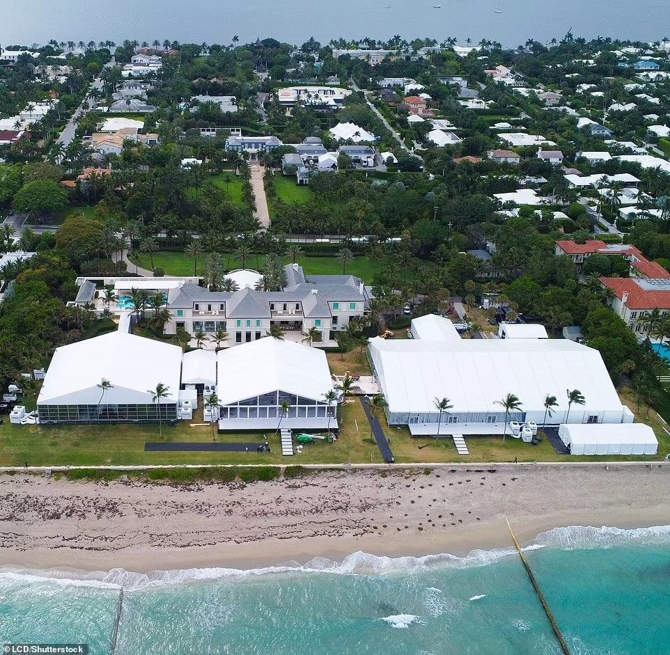 Những căn lều màu trắng khổng lồ đã được dựng lên ở khuôn viên dinh thự.