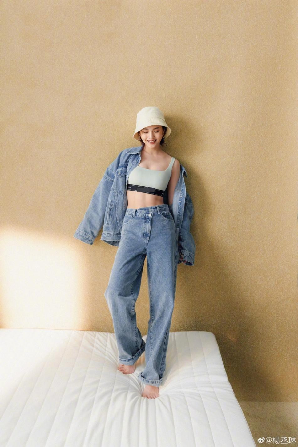 Dương Thừa Lâm là ca sĩ, diễn viên nổi tiếng hàng đầu Đài Loan (Trung Quốc). Bắt đầu hoạt động nghệ thuật từ năm 2000, cô được yêu mến qua các bộ phim &quot;Vườn sao băng&quot;, &quot;Định mệnh&quot;, &apos;Hoán đổi tình yêu&quot;, &quot;Khoảnh khắc ngọt ngào&quot;... Không chỉ là “mỹ nhân không tuổi” của showbiz Hoa ngữ, Dương Thừa Lâm còn được đánh giá cao về diễn xuất. Hơn 20 năm trong nghề, cô nhận vô số giải thưởng lớn nhỏ, trong đó có Giải Kim Chung cho &quot;Nữ diễn viên xuất sắc&quot;.