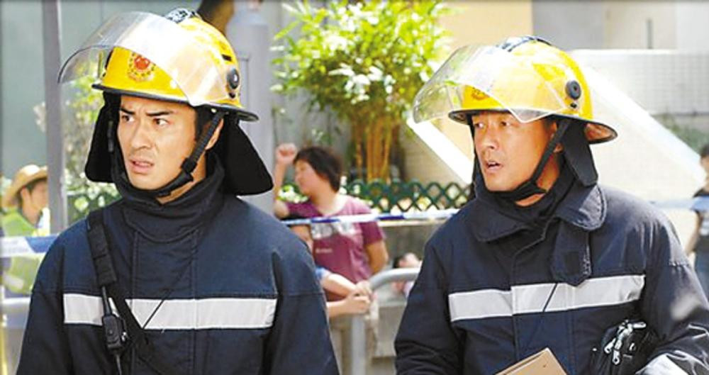 Vương Hỷ (phải) nổi tiếng với vai lính cứu hỏa trong loạt phim của TVB.