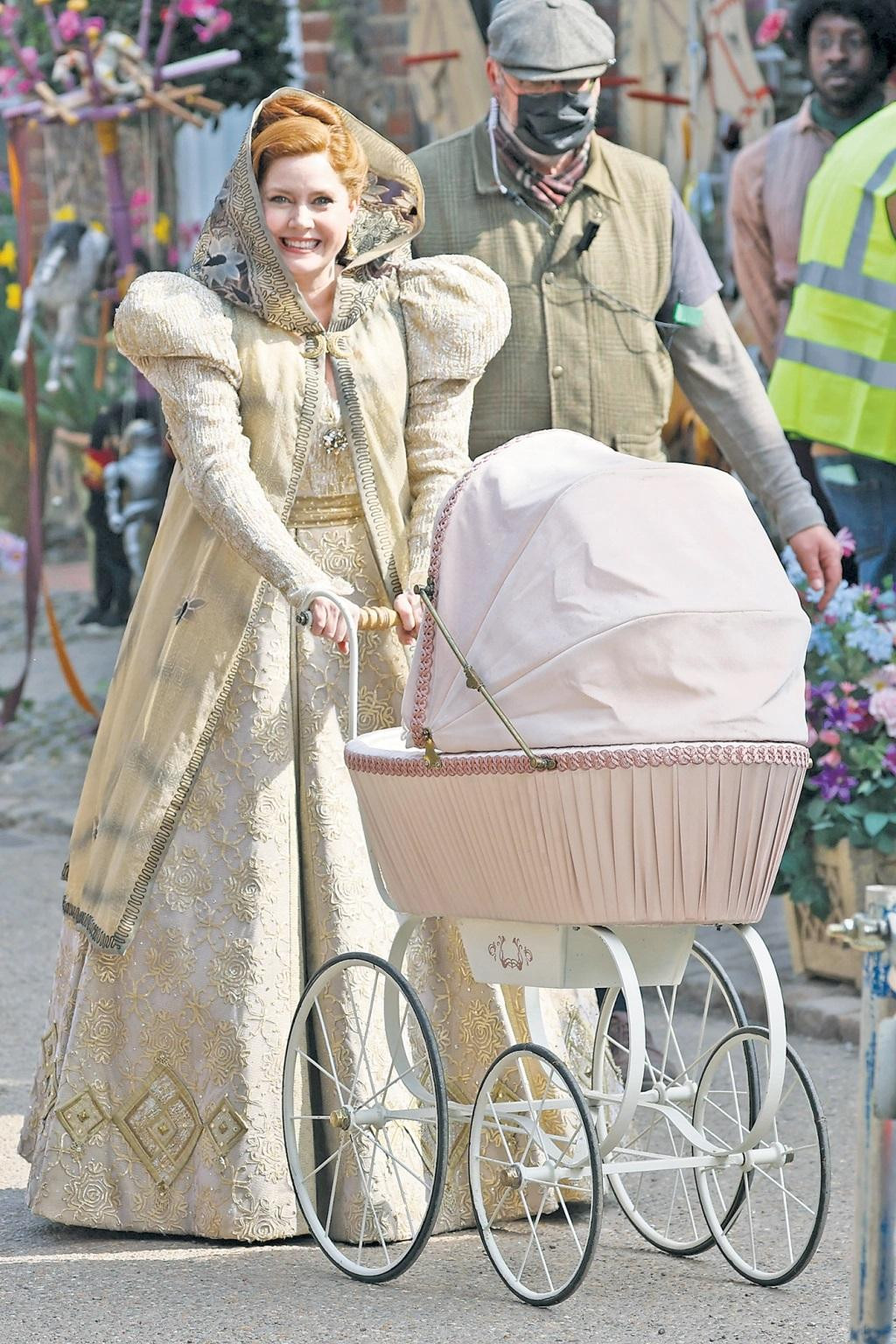 Amy Adams đã trở lại với vai diễn Giselle trong phần tiếp theo của "Enchanted" (tựa Việt: Chuyện thần tiên ở New York) sau 15 năm. Amy Adams đã trở lại với vai diễn Giselle trong phần tiếp theo của "Enchanted" (tựa Việt: Chuyện thần tiên ở New York) sau 15 năm.