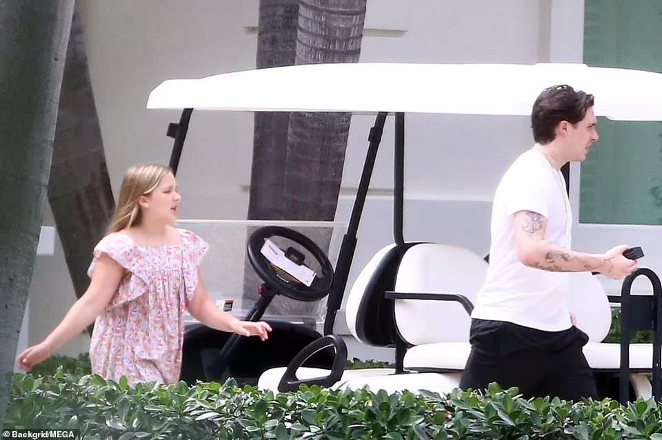 Chú rể Brooklyn tranh thủ thời gian rảnh trước khi tiệc tối diễn ra để chơi cùng em gái út Harper Seven. Cô dâu Nicola chưa một lần lộ diện trước đám cưới.