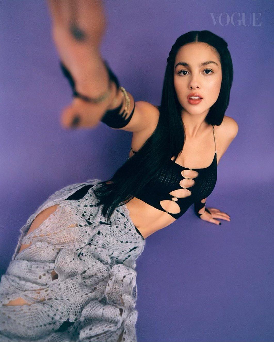 "Drivers License" đạt doanh số 16.000 bản và thu hút 21 triệu lượt nghe trực tuyến tính riêng tại thị trường Mỹ sau ba ngày phát hành, giúp Olivia Rodrigo trở thành nghệ sĩ trẻ nhất có bài hát đạt vị trí quán quân trên Billboard Hot 100, trở thành nghệ sĩ thứ 3 trong lịch sử có đĩa đơn đầu tay nắm giữ Top 1 trên Hot 100. Đĩa đơn này cũng đạt vị trí số một bảng xếp hạng ở Úc, Ireland, New Zealand, Hà Lan, Na Uy và Vương quốc Anh.