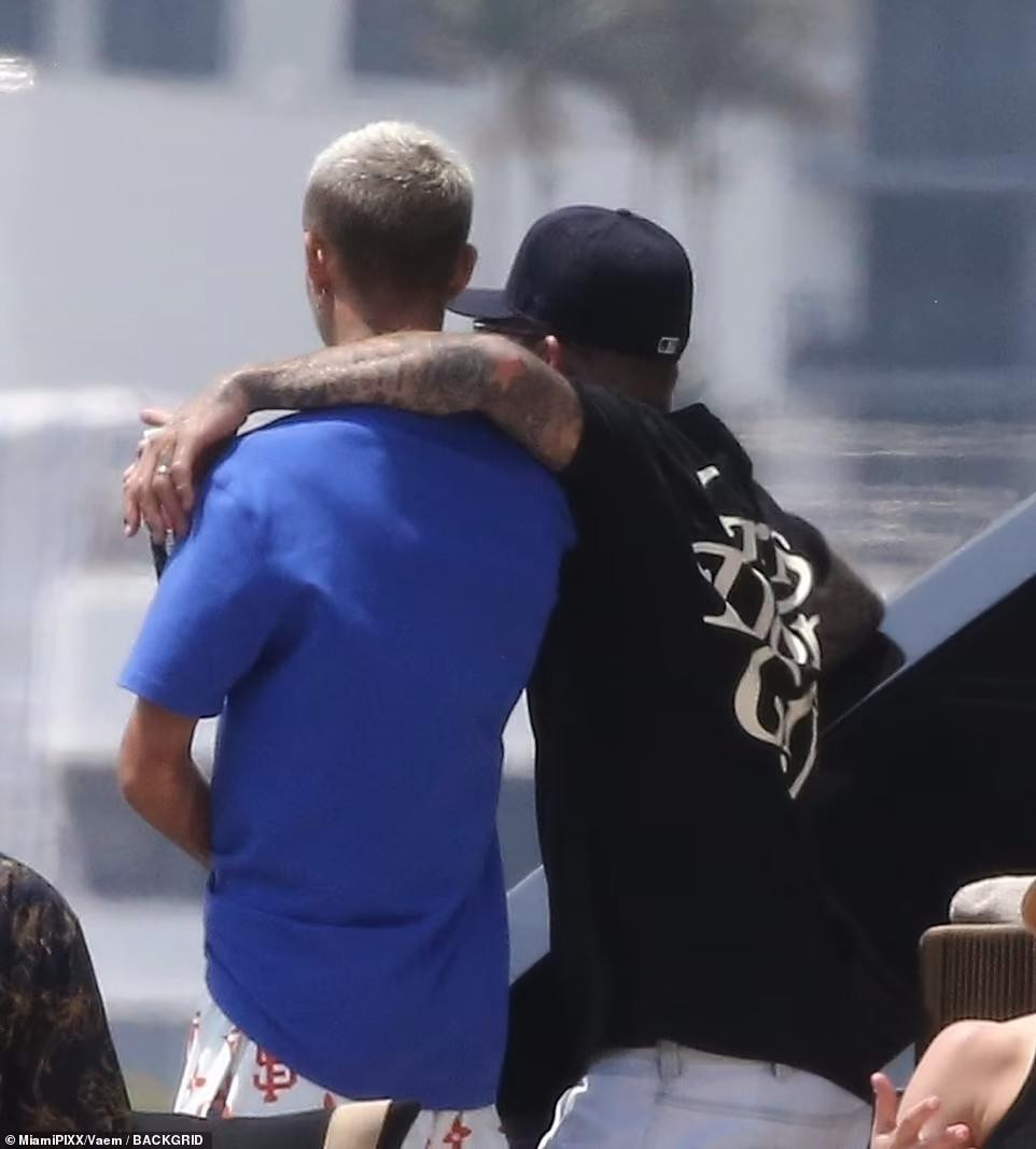 Cậu thứ nhà Beckham cao hơn bố. Tuy nhiên, xét về vẻ quyến rũ, nam tính, chàng trai 20 tuổi còn kém xa.