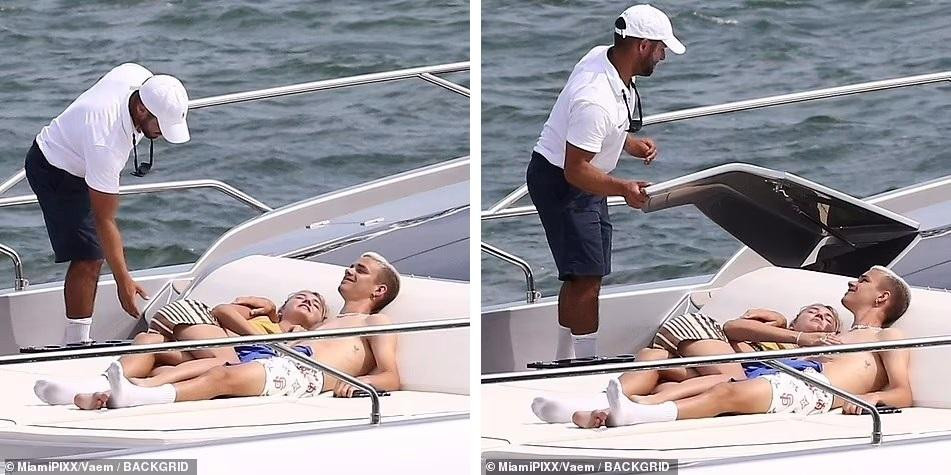 Cùng thời điểm, Romeo Beckham đang cùng bạn gái Mia Regan đi nghỉ trên du thuyền hạng sang trị giá 6,5 triệu USD do người cha nổi tiếng mới tậu tại Miami, Florida, Mỹ.
