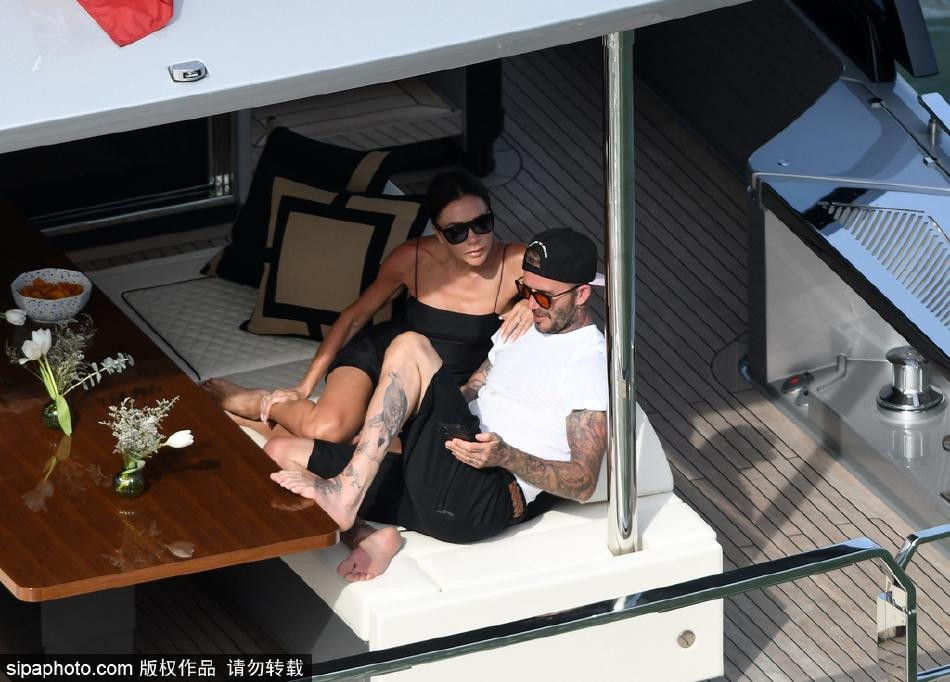 Cặp đôi nổi tiếng thế giới mặc trang phục thoải mái, tắm nắng trên siêu du thuyền trước khi chính thức &quot;lên chức&quot; bố mẹ chồng. Trông cả hai vẫn rất trẻ trung, phong độ ở tuổi U50.