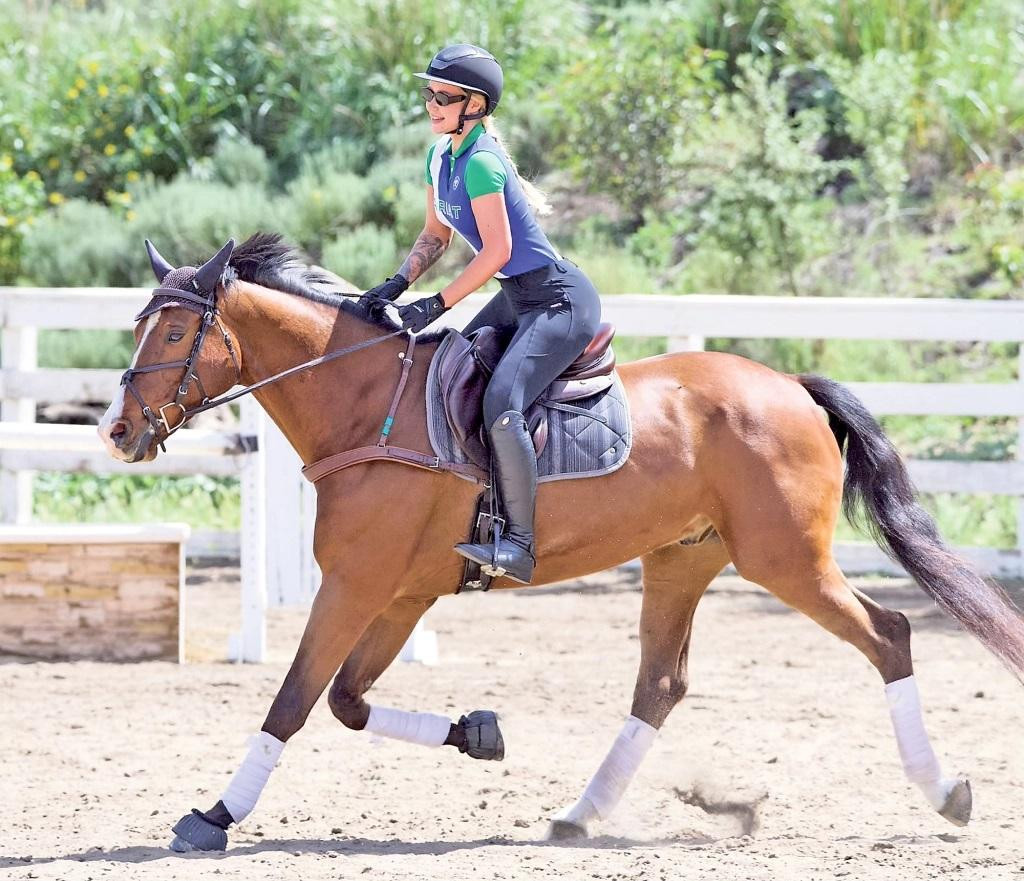 Rapper Iggy Azalea hào hứng học cưỡi ngựa ở Malibu (Mỹ). Cô trông như một tay đua ngựa chuyên nghiệp. Rapper Iggy Azalea hào hứng học cưỡi ngựa ở Malibu (Mỹ). Cô trông như một tay đua ngựa chuyên nghiệp.