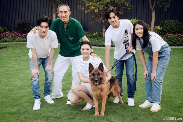 Trương Nghệ Mưu bên vợ Trần Đình và ba con. Trương Nghệ Mưu bên vợ Trần Đình và ba con.