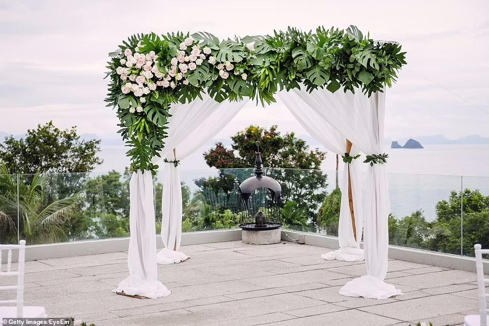 Chuppah truyền thống cho đám cưới của người Do Thái được nhìn thấy tại dinh thự Peltz trước đó.