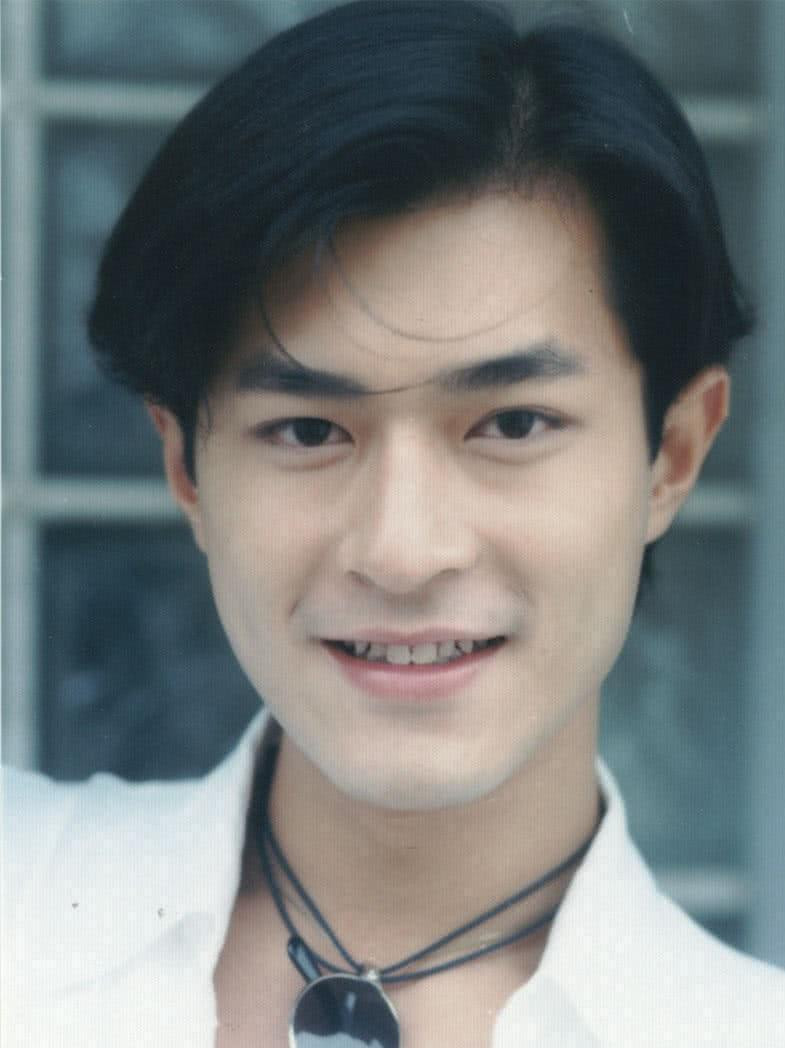 Cổ Thiên Lạc cũng là một trong những "nam thần" đại diện cho làng giải trí Hoa ngữ thập niên 80-90. Khác với vẻ rắn rỏi, nam tính hiện tại, Cổ Thiên Lạc tuổi đôi mươi trông thanh tú, công tử hơn. Anh được đánh giá phù hợp với tạo hình cổ trang hơn.