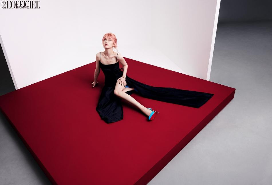 Cô cũng khiến người nhìn không thể rời mắt với thân hình mảnh mai, đôi chân dài nuột và làn da trắng nõn.