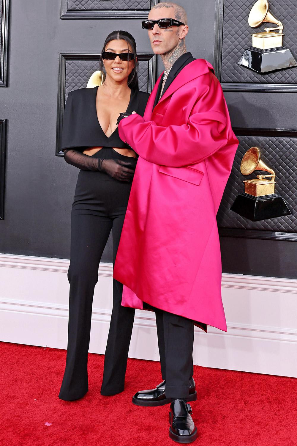 Kourtney Kardashian sánh đôi cùng vị hôn phu Travis Barker.