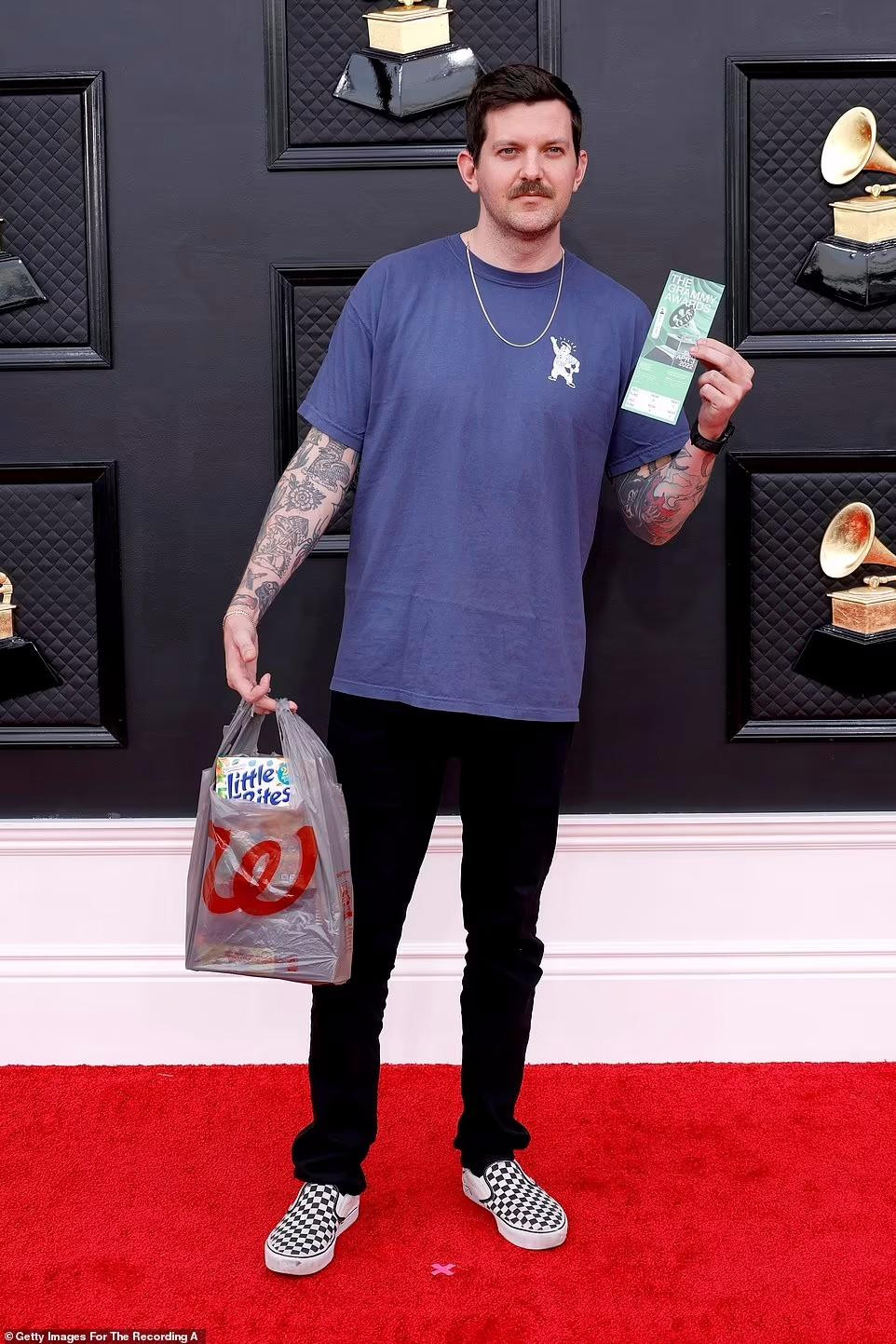 Nhạc sĩ Dillon Francis giống như một người vô tình bị lạc vào lễ trao giải Grammy sau khi mua đồ trong siêu thị về. Anh bị đánh giá thiếu tôn trọng sự kiện âm nhạc lớn hàng đầu thế giới.