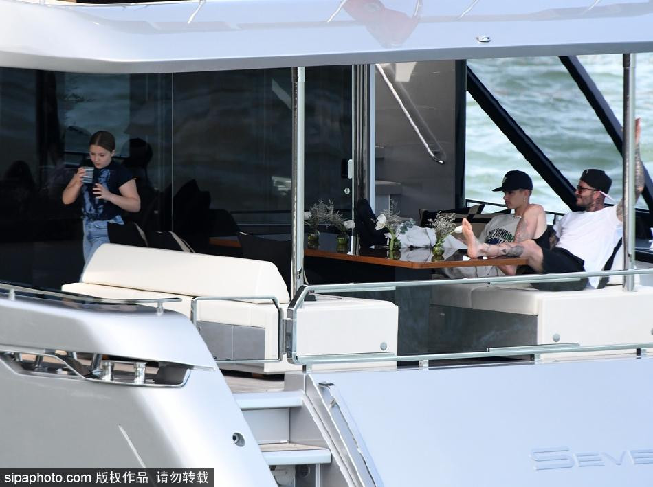 Đi cùng ông bà Beck là con trai thứ Romeo Beckham và con gái út Harper Seven.