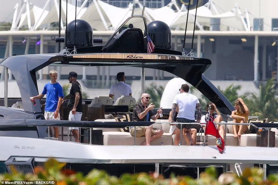 Vắng Victoria, David cùng con trai thứ tiếp đón các vị khách trên siêu du thuyền.