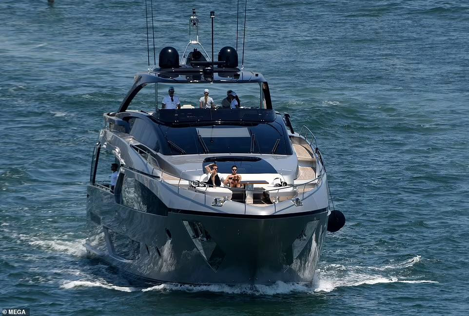 Theo Daily Mail, đám cưới của Brooklyn và Nicola tiêu tốn khoảng 4 triệu USD, dự kiến diễn ra tại dinh thự trị giá 103,5 triệu USD của gia đình tỷ phú Nelson Peltz ở Palm Beach, Florida. Được biết, David sẽ đảm nhận vai trò chủ lễ, còn Romeo và Cruz sẽ làm phù rể.