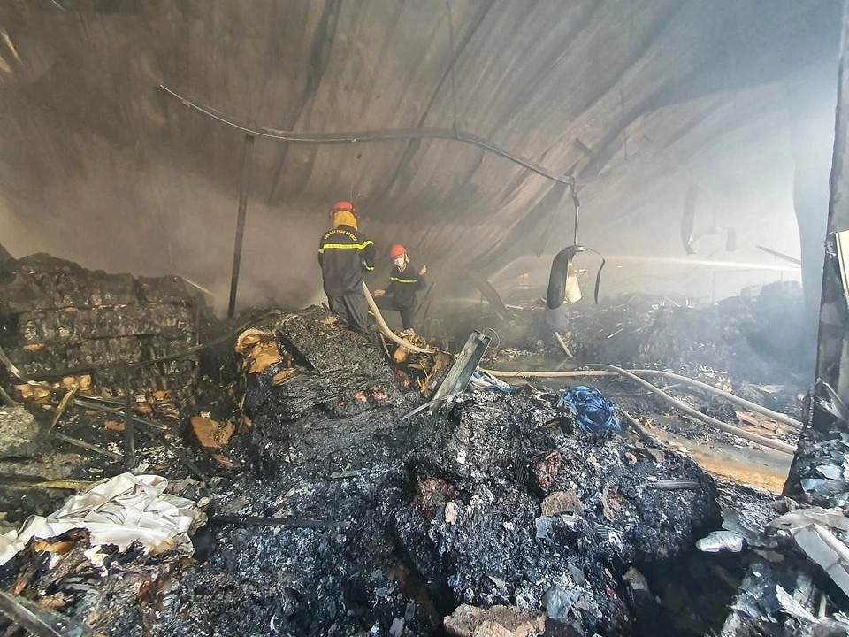 Cảnh sát cũng xác định khu vực nhà ăn được doanh nghiệp tận dụng khoảng 200 m2 để chứa nguyên liệu may mặc. Đám cháy vì thế bùng phát dữ dội.