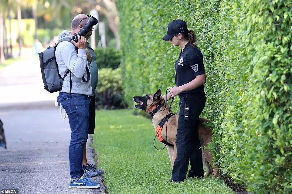 Cánh săn ảnh bị ngăn cản tiếp cận hàng rào.