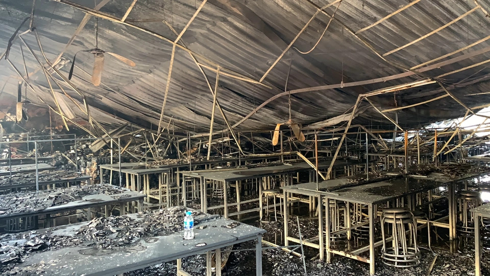 Mái tôn của toàn bộ dãy nhà này rộng khoảng 700 m2 bị đổ sập