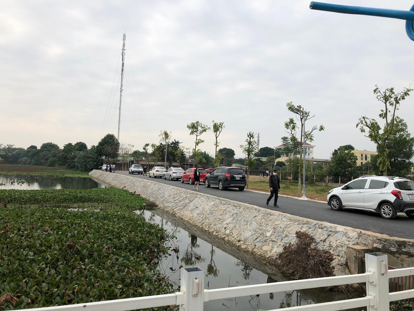 Đường vào dự án Khu đất nền 34 lô Cổ Đông- Hoà Lạc (xã Cổ Đông, thị xã Sơn Tây, Hà Nội) luôn tấp nập các xe ô tô của nhân viên môi giới và nhà đầu tư. Đường vào dự án Khu đất nền 34 lô Cổ Đông- Hoà Lạc (xã Cổ Đông, thị xã Sơn Tây, Hà Nội) luôn tấp nập các xe ô tô của nhân viên môi giới và nhà đầu tư.