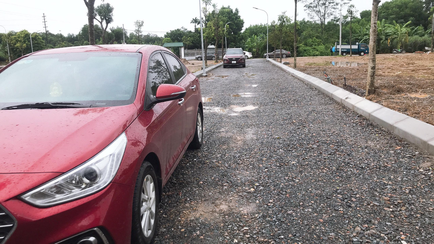 Thửa đất được chia đôi bằng con đường mới vừa rải nhựa, đấu nối trực tiếp vào đường ngõ. Phần đất còn lại hai bên đường được chia thành hàng chục lô lớn nhỏ, ngăn nhau bằng những đường chỉ gạch ngang dọc. Thửa đất được chia đôi bằng con đường mới vừa rải nhựa, đấu nối trực tiếp vào đường ngõ. Phần đất còn lại hai bên đường được chia thành hàng chục lô lớn nhỏ, ngăn nhau bằng những đường chỉ gạch ngang dọc.