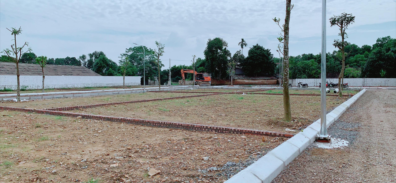 Dự án gồm 34 lô đất diện tích từ 180m2 đến trên 200m2. Giá bán dao động 9 - 15,9 triệu đồng/m2. Trao đổi với PV Tiền Phong, ông Nguyễn Viết Đạt, Phó Chủ tịch UBND thị xã Sơn Tây cho biết, trên địa bàn xã không có dự án nào có tên Khu đất nền 34 Cổ Đông. Theo đó, đây đều là đất thổ cư trong dân do các nhóm người mua rồi tự phân lô bán cho nhà đầu tư. Theo đó, ông Đạt cũng cảnh báo người dân mua phải những lô đất này vì đây không phải dự án. Dự án gồm 34 lô đất diện tích từ 180m2 đến trên 200m2. Giá bán dao động 9 - 15,9 triệu đồng/m2. Trao đổi với PV Tiền Phong, ông Nguyễn Viết Đạt, Phó Chủ tịch UBND thị xã Sơn Tây cho biết, trên địa bàn xã không có dự án nào có tên Khu đất nền 34 Cổ Đông. Theo đó, đây đều là đất thổ cư trong dân do các nhóm người mua rồi tự phân lô bán cho nhà đầu tư. Theo đó, ông Đạt cũng cảnh báo người dân mua phải những lô đất này vì đây không phải dự án.