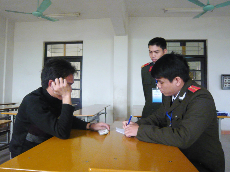 Một lao động của Nghệ An bị lực lượng an ninh tra hỏi về việc ai hướng dẫn bọc giấy bạc điện thoại để mang vào phòng thi