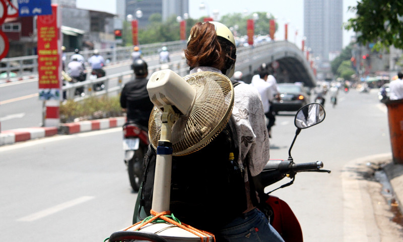 Chở thêm quạt điện về phòng để tránh nóng