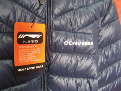 Converse nhưng tem lại nhái thương hiệu Li-ning. Converse nhưng tem lại nhái thương hiệu Li-ning