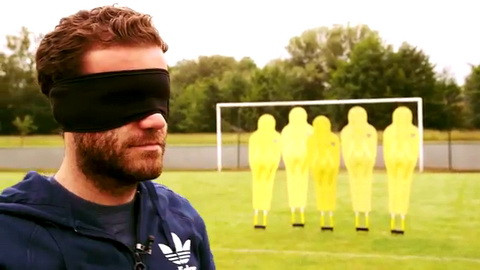 Mata bịt mắt trổ tài sút phạt 'thần sầu' trước đại chiến Arsenal ảnh 1