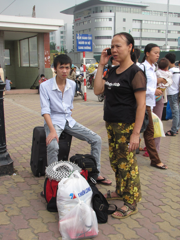 Hai mẹ con vừa đợi xe, vừa gọi điện báo cho bố ở nhà. Hai mẹ con vừa đợi xe, vừa gọi điện báo cho bố ở nhà