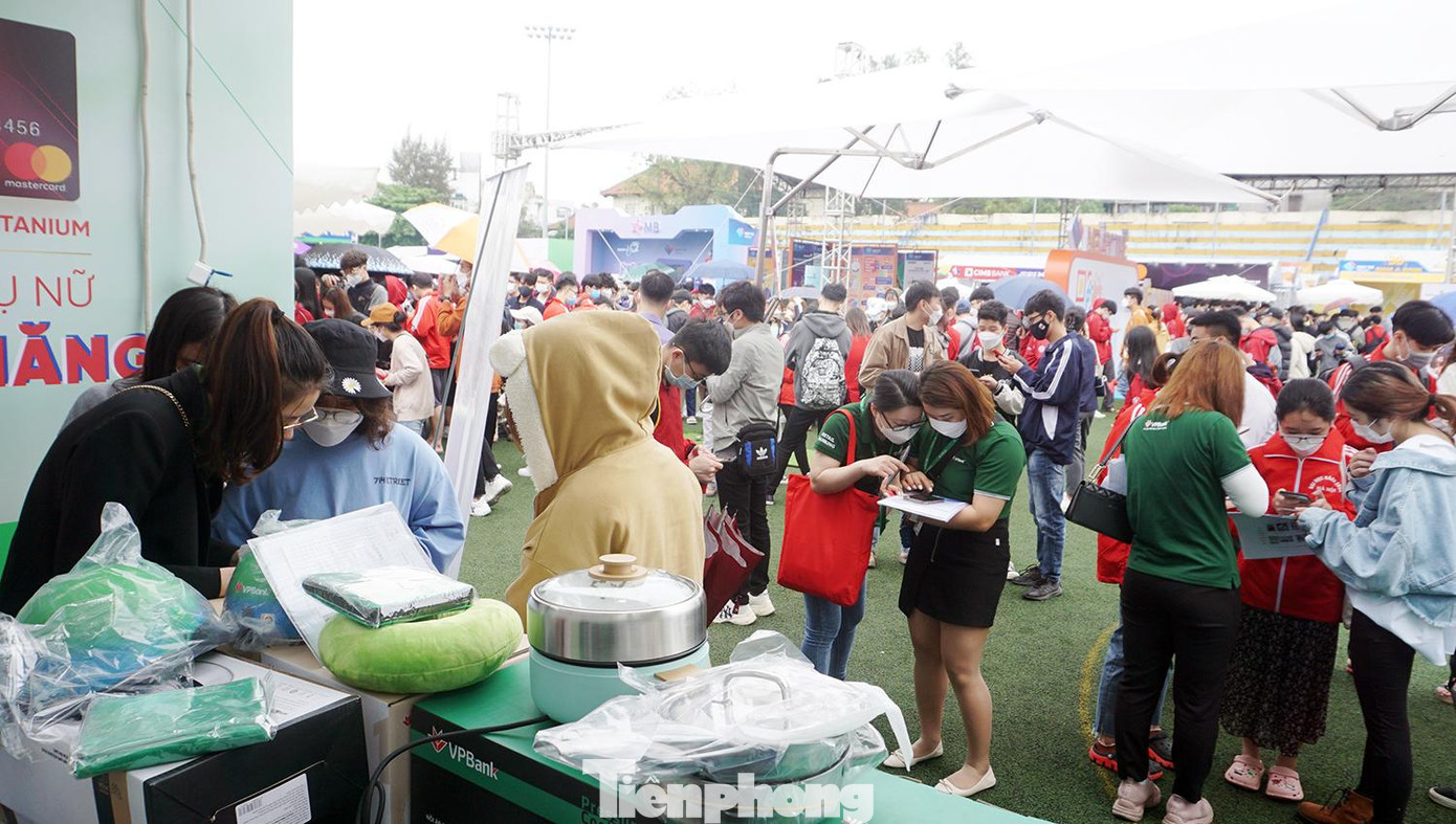 Theo giới thiệu của nhân viên VP Bank, khách hàng mở thẻ ngay tại gian hàng sẽ được chọn một trong số những món quà xinh xắn, tiện dụng, gồm bộ nồi, bếp nướng điện, bộ chăn gối văn phòng, loa bluetooth tích hợp điện, quạt tích điện, loa bluetooth và mũ bảo hiểm.