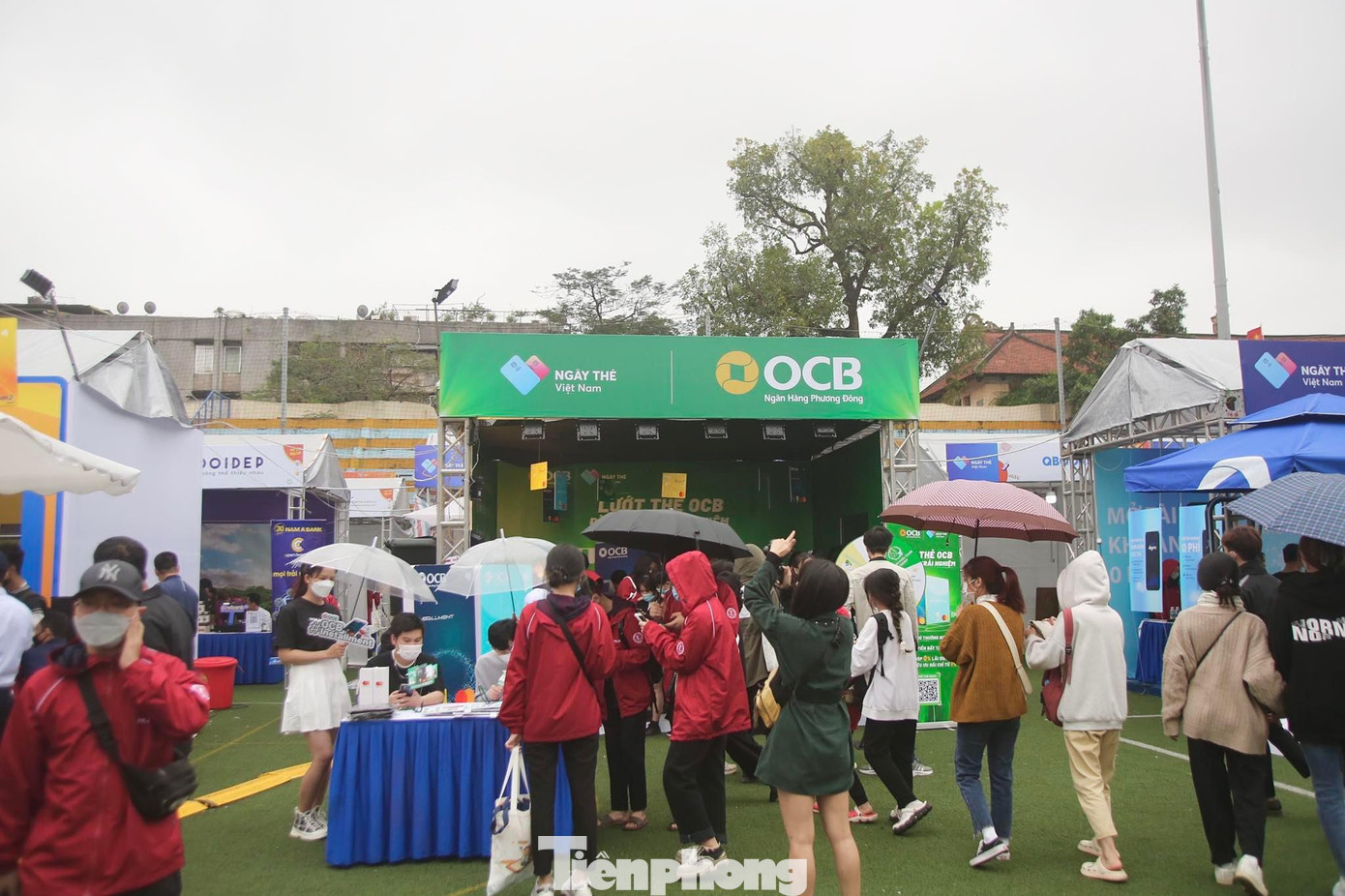 Ngày càng có nhiều sinh viên tập trung về gian hàng của OCB trải nghiệm mở thẻ và nhận quà.
