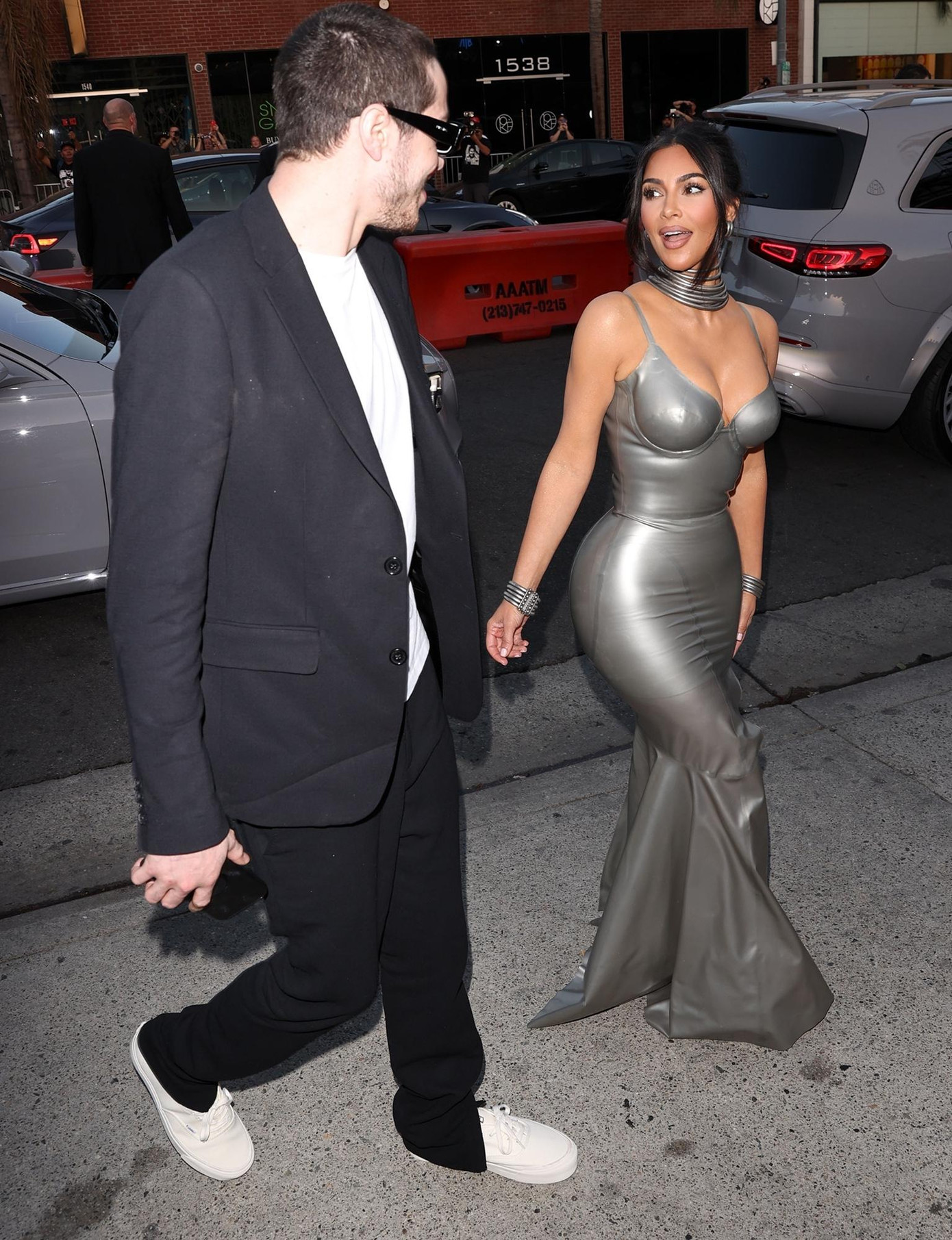 Kim và Pete ở hậu trường sự kiện. Kim và Pete ở hậu trường sự kiện.