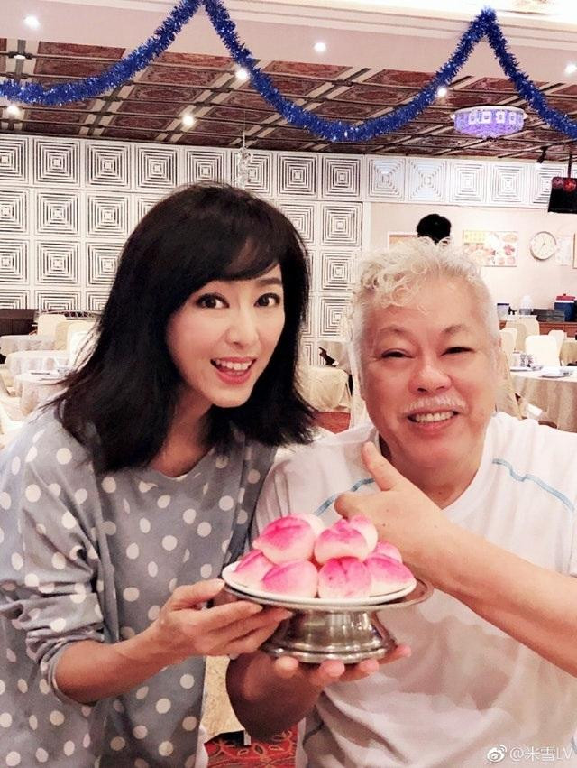 Mễ Tuyết tổ chức sinh nhật cho Mạch Hạo Vy vài năm trước. Mễ Tuyết tổ chức sinh nhật cho Mạch Hạo Vy vài năm trước.