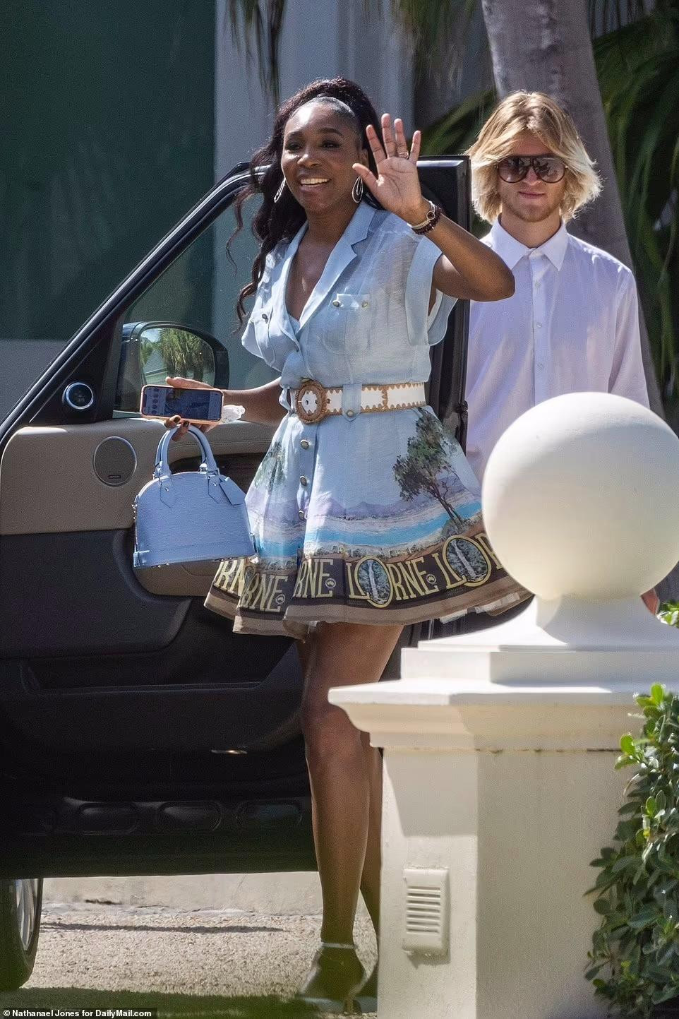 "Huyền thoại quần vợt" Venus Williams tươi trẻ trong chiếc váy liền thân dáng xòe.