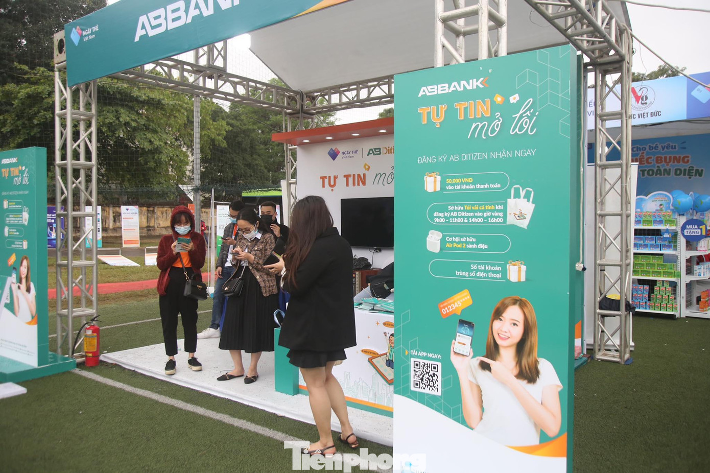 Các bạn trẻ tập trung trong gian hàng để đăng ký sử dụng app AB Ditizen trên điện thoại cá nhân.