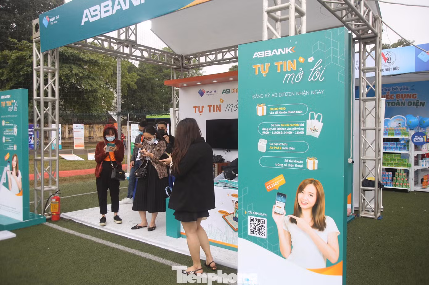Các bạn trẻ tập trung trong gian hàng để đăng ký sử dụng app AB Ditizen trên điện thoại cá nhân.