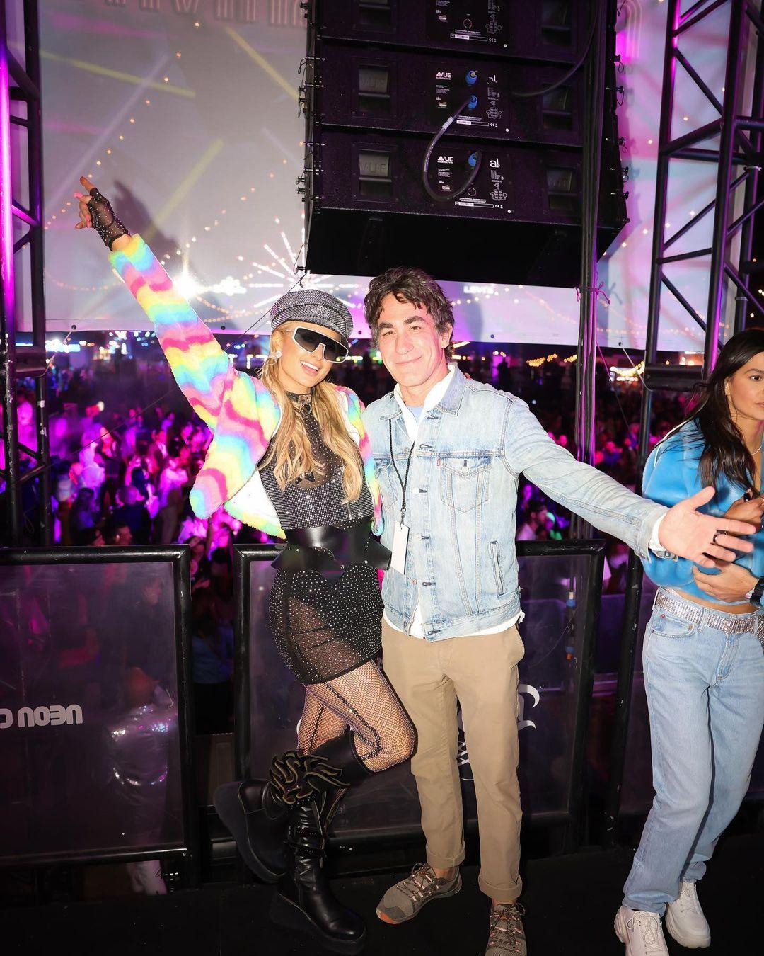 Có thể nói, Paris là một trong những ngôi sao Hollywood "cuồng" Lễ hội âm nhạc Coachella. Cô không vắng mặt ngày nào kể từ khi đại nhạc hội khai mạc vào ngày 16/4. Không khó hiểu vì tình yêu lớn với âm nhạc, người đẹp 8x chuyển sang làm DJ những năm gần đây.