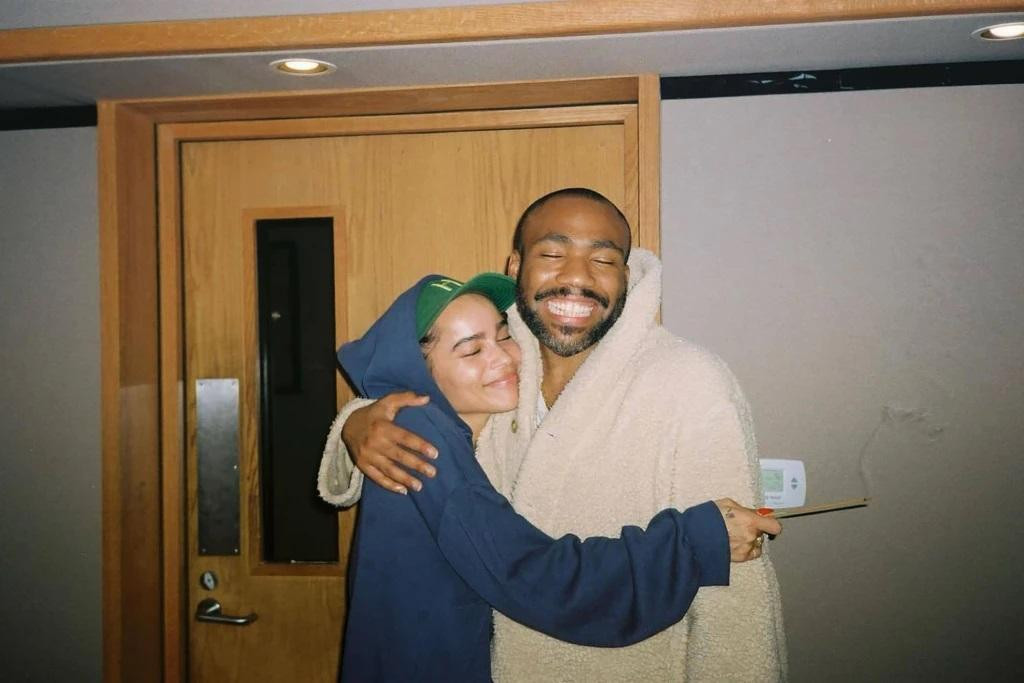 "Miêu nữ" Zoë Kravitz trao cho Donald Glover một cái ôm thật chặt.