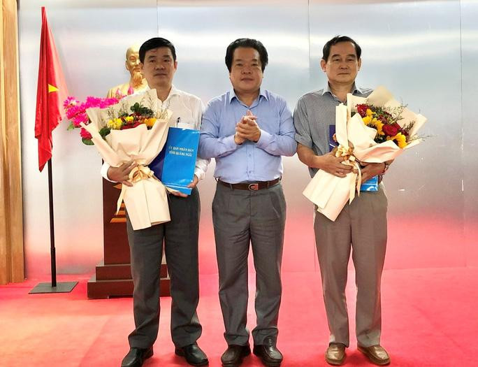 Lãnh đạo UBND tỉnh Quảng Ngãi tặng hoa chúc mừng ông Nguyễn Xuân Mến (ngoài cùng bên phải) cùng ông Phạm Minh Đức (ngoài cùng bên trái). Ảnh: NLĐ