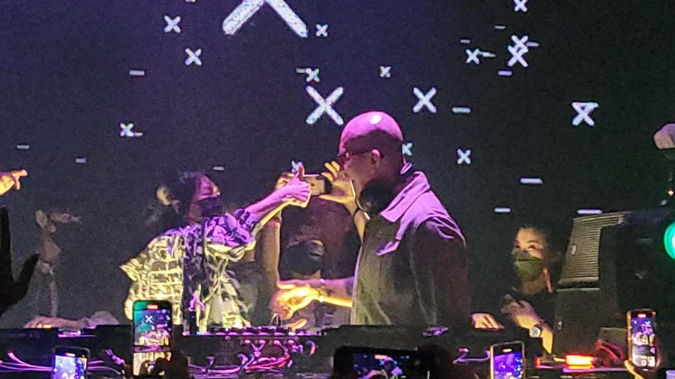 Cô giơ ngón tay cái tán thưởng anh rể.