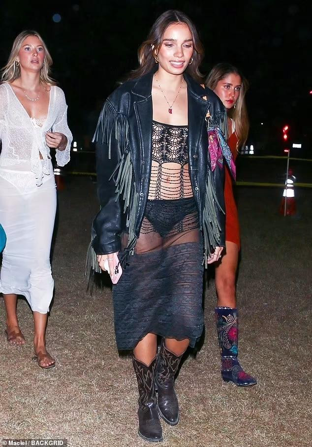 Hana Cross mặc đồ hở bạo đi lễ hội âm nhạc với hội bạn gái.