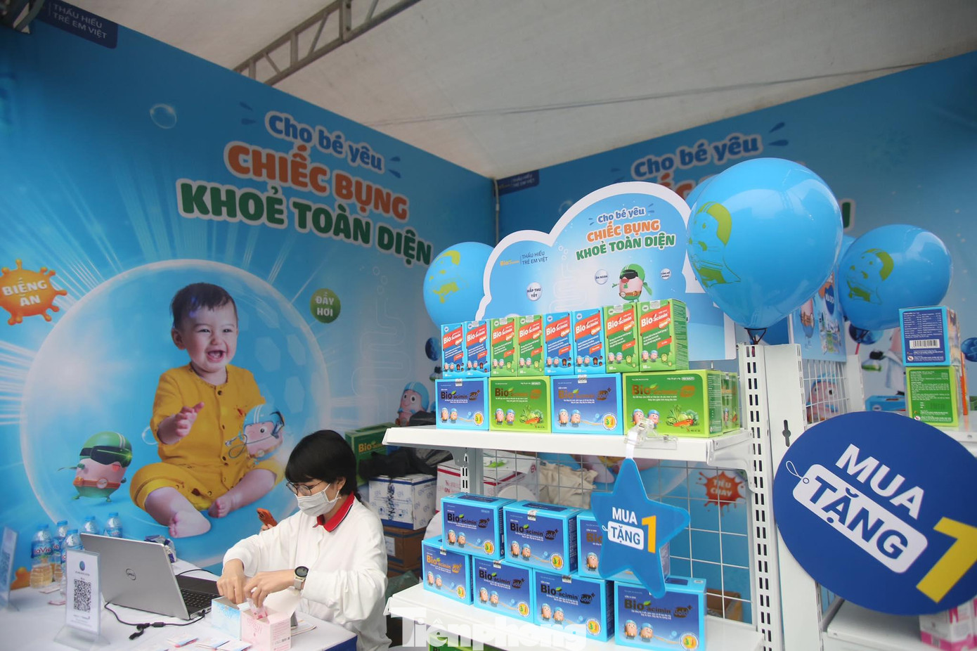 Bên cạnh là quầy hàng cho mẹ và bé. Khách hàng được ưu đãi mua 1 tặng 1 khi ghé thăm gian hàng tại Sóng Festival.
