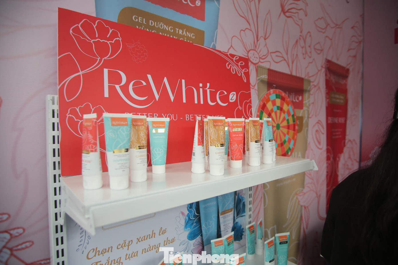 Các sản phẩm làm đẹp có mẫu mã bắt mắt, hợp thị hiếu giới trẻ.