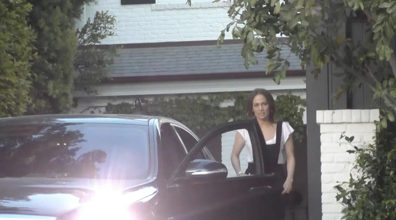 Theo đó, khi “Người Dơi” lái xe trở về nhà riêng ở Los Angeles, nữ ca sĩ "On The Floor" có mặt đón anh ở cổng. Theo đó, khi “Người Dơi” lái xe trở về nhà riêng ở Los Angeles, nữ ca sĩ "On The Floor" có mặt đón anh ở cổng.